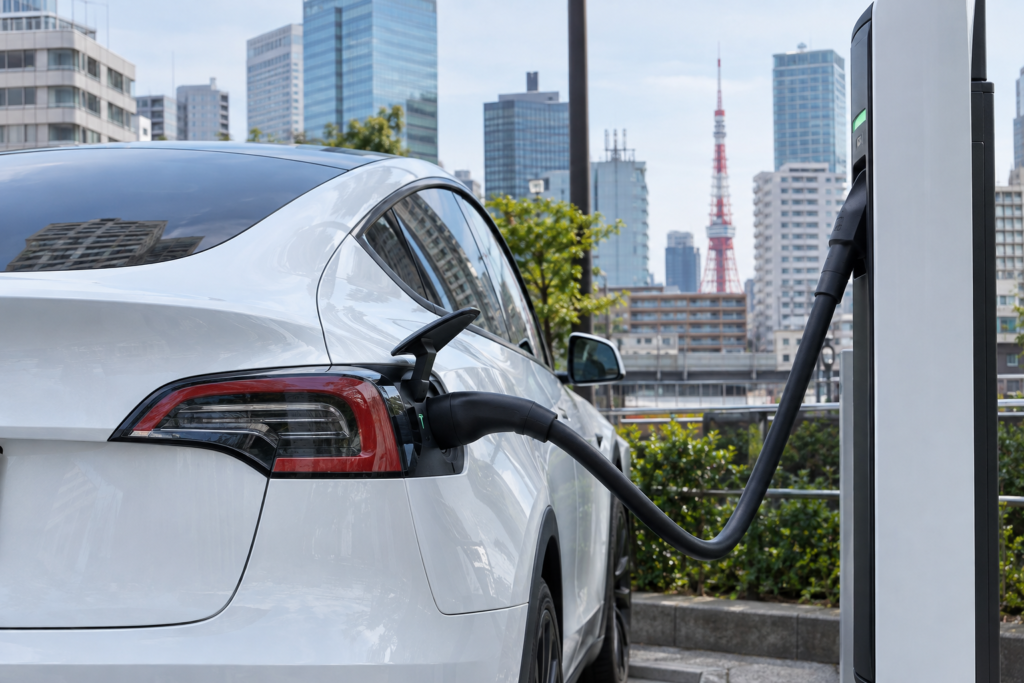 Tesla Model Y підключена до зарядної станції в Токіо