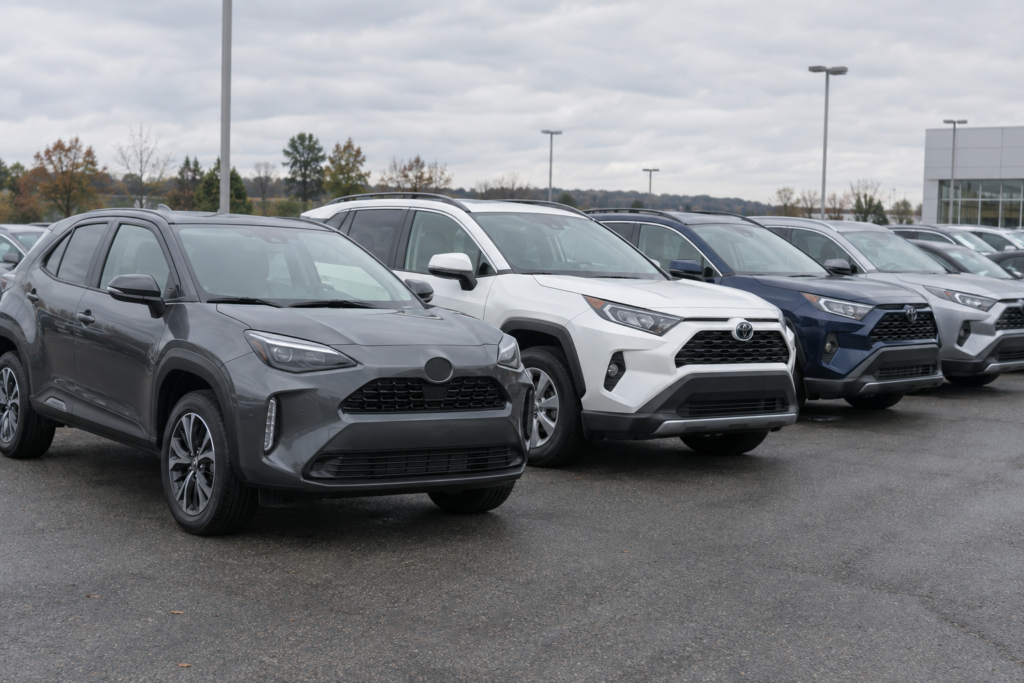 Ряд кросоверів на майданчику дилера включно з Toyota Yaris Cross та RAV4