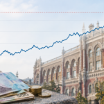Графік курсу гривні біля позначки 45 грн/$ на тлі будівлі НБУ
