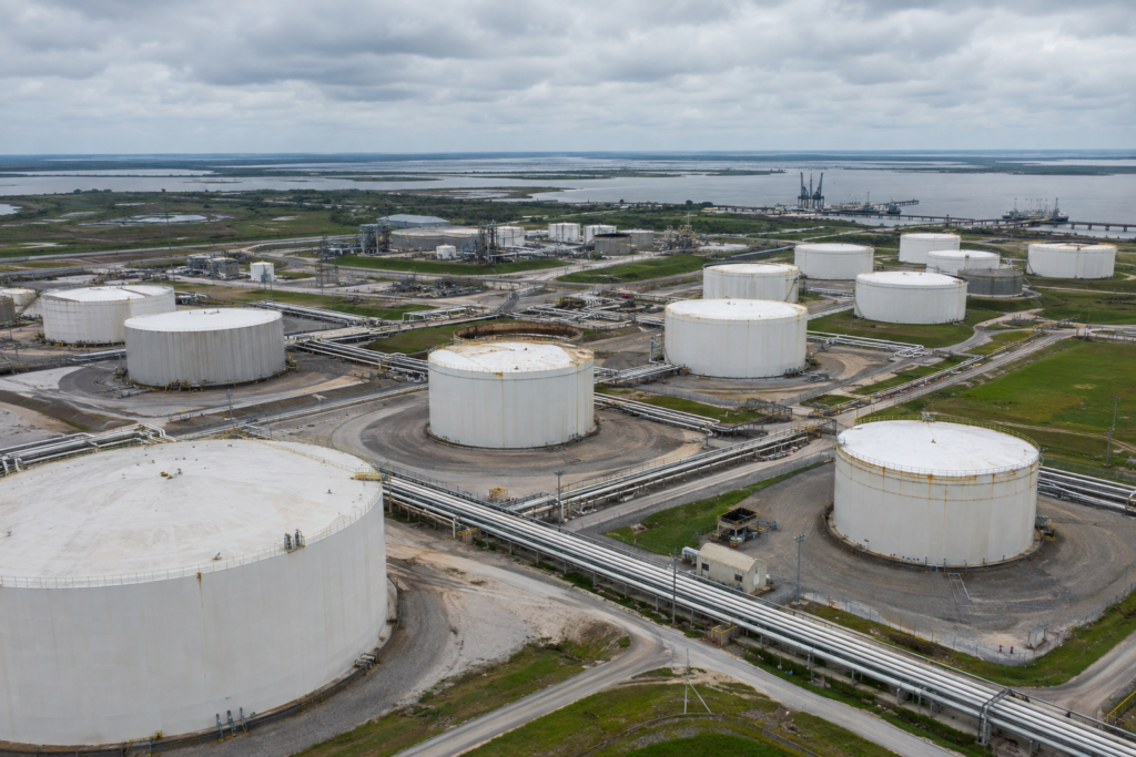 Аерофотознімок великих резервуарів і трубопроводів стратегічного нафтового резерву США