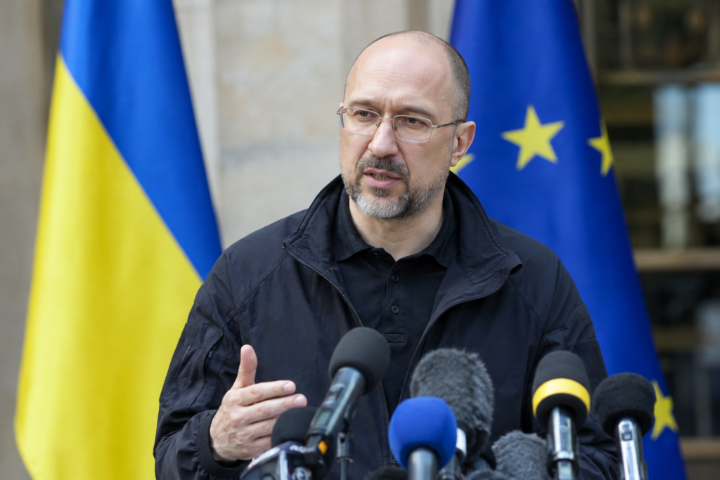 Прем'єр-міністр України Сергій Корецький виступає перед журналістами