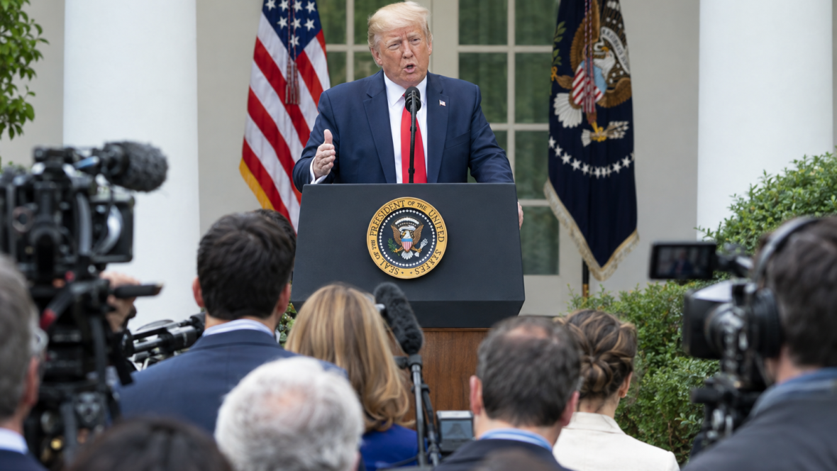 Дональд Трамп виступає перед журналістами у Білому домі