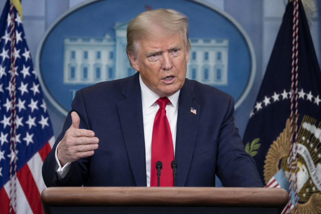 Дональд Трамп виступає перед журналістами у Білому домі