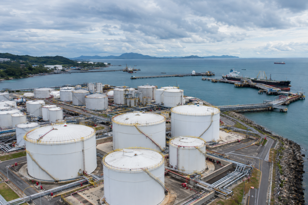 большой комплекс нефтяных резервуаров на побережье