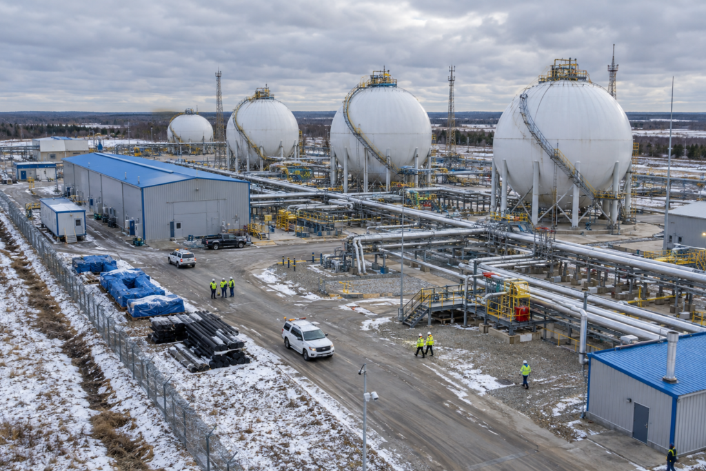 газовое хранилище и инфраструктура с трубопроводами
