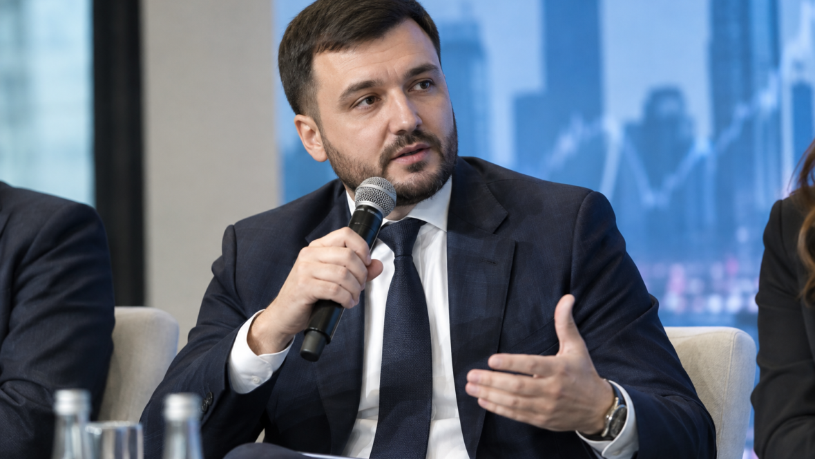 Сергій Мамедов говорить у мікрофон на сцені