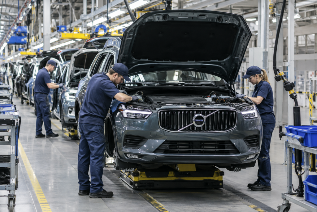 виробнича лінія з автомобілями Volvo і працівниками