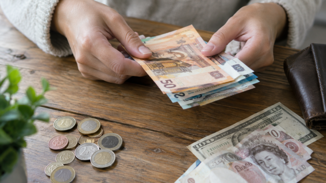 Понад чверть вересневої готівкової валюти купили в Києві, попит зріс