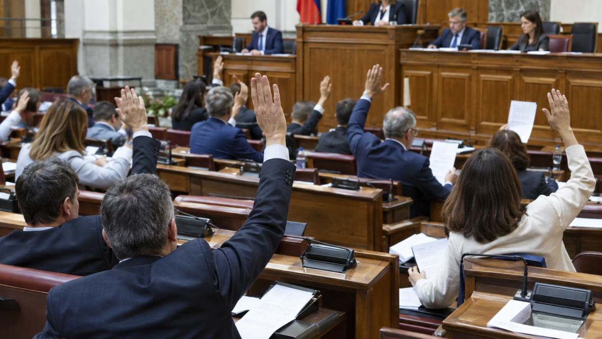 депутати голосують у сесійній залі парламенту