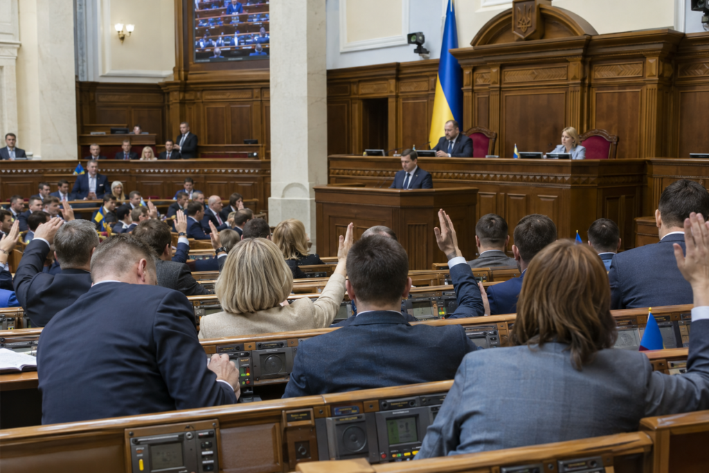 заседание парламента, депутаты голосуют