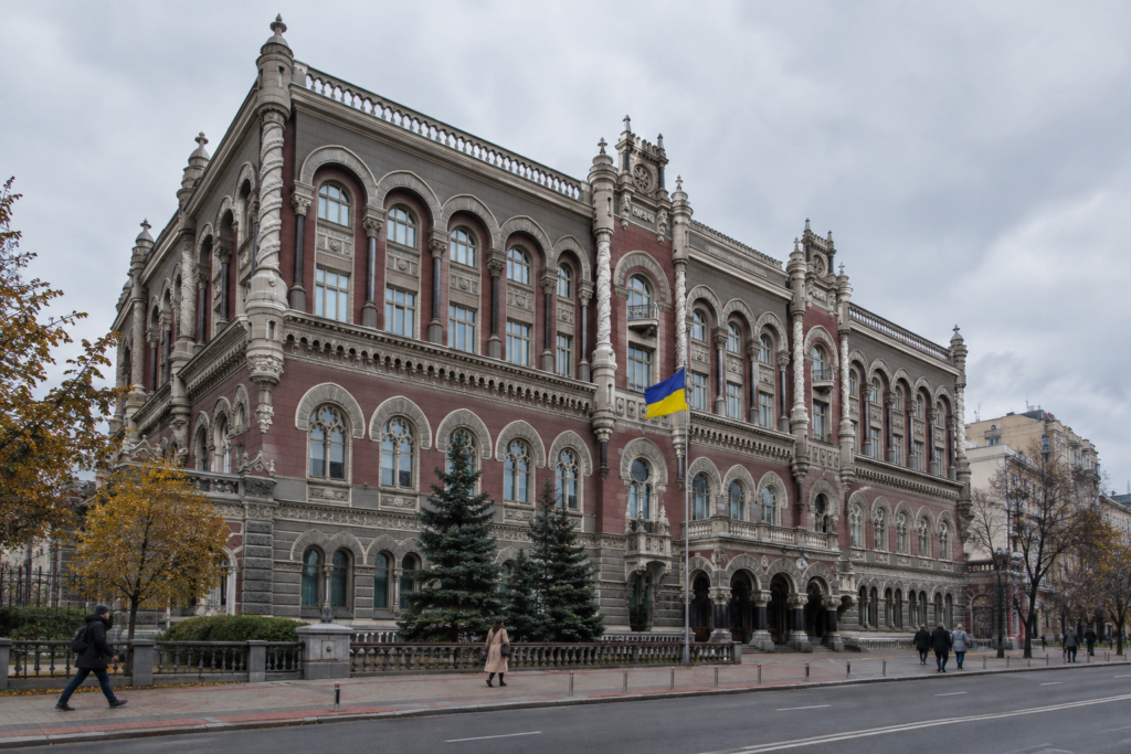 Будівля Нацбанку з прапором і перехожими