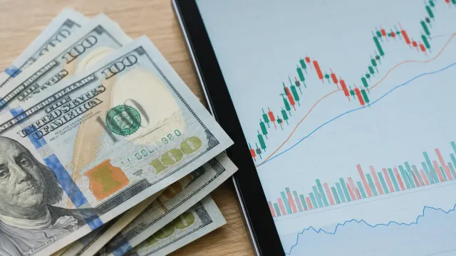 НБУ приближается к рекорду недельного объёма продаж доллара