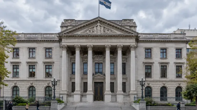 НБУ продав майже $6 млрд у жовтні, але гривня оновила мінімум