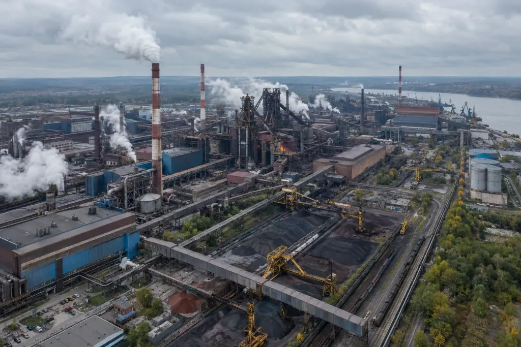 Панорама металургійного комбінату з цехами і кранами