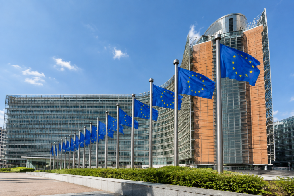 Будівля Європейської комісії з прапорами ЄС