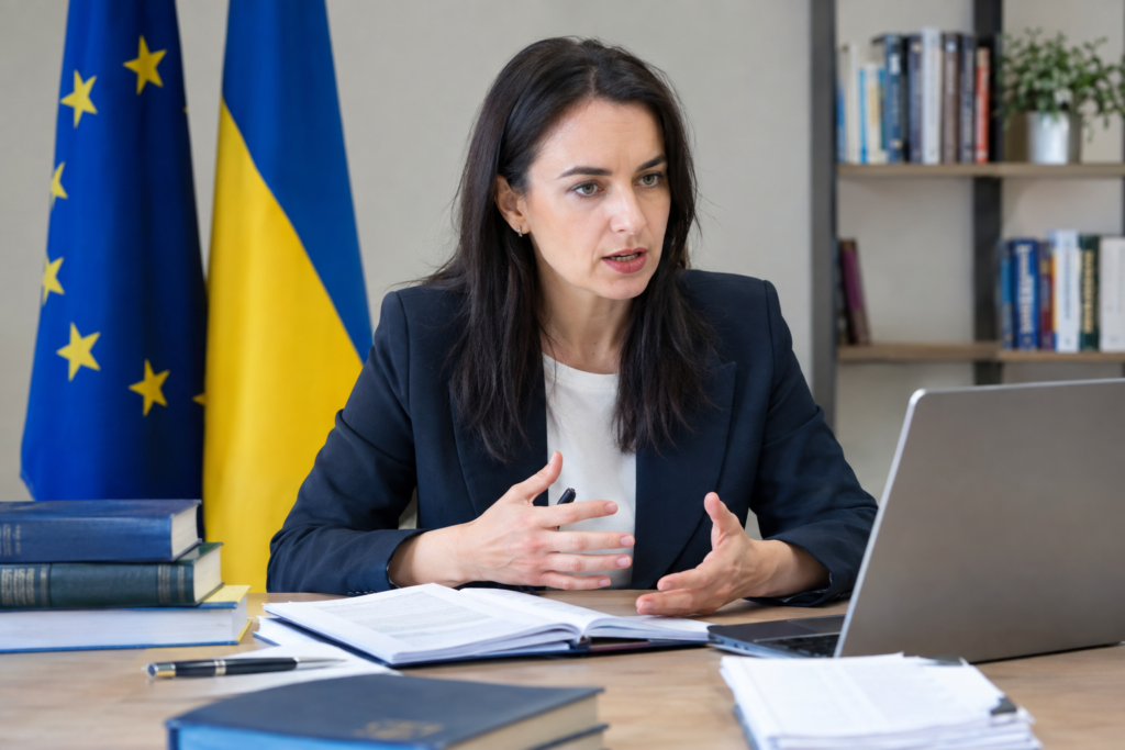 Експерт у залі під час онлайн-заходу про реформи і євроінтеграцію