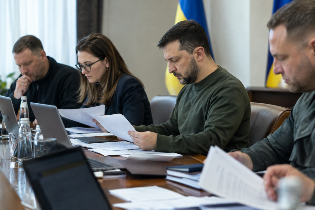 Урядові офіційні особи за переглядом бюджетних документів