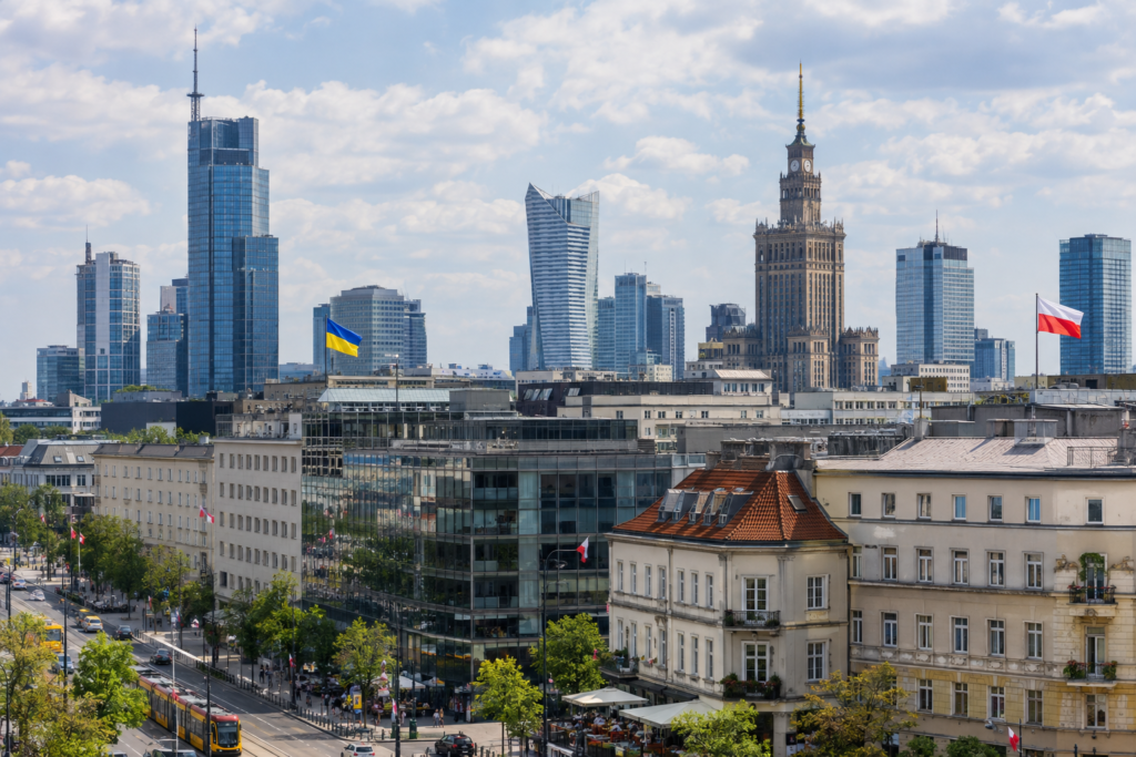 польське місто з бізнес-центрами і невеликими підприємствами, символічні прапори