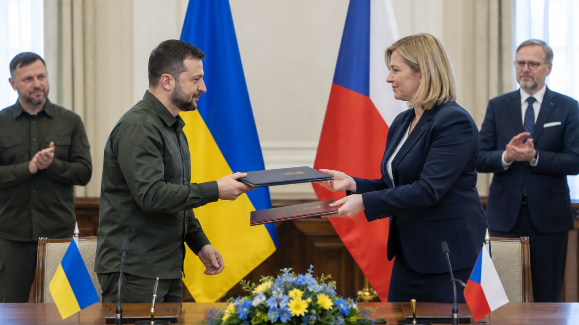 Підписання угоди між Україною та Чехією в урядовій залі з прапорами
