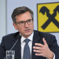 Raiffeisen не бачить експропріації і прагне вийти з Росії