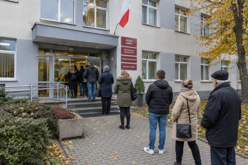 зовнішній вигляд польського адміністративного офісу з людьми на вулиці