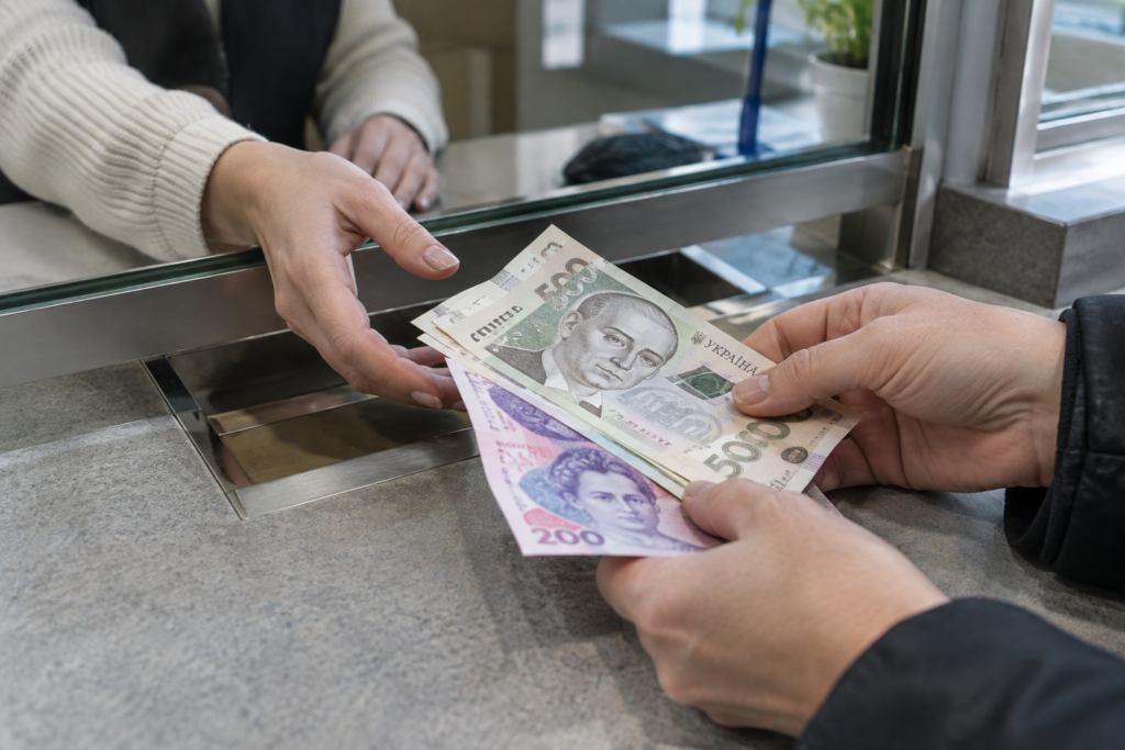 Обмін валют та гривневі купюри на банківському вікні