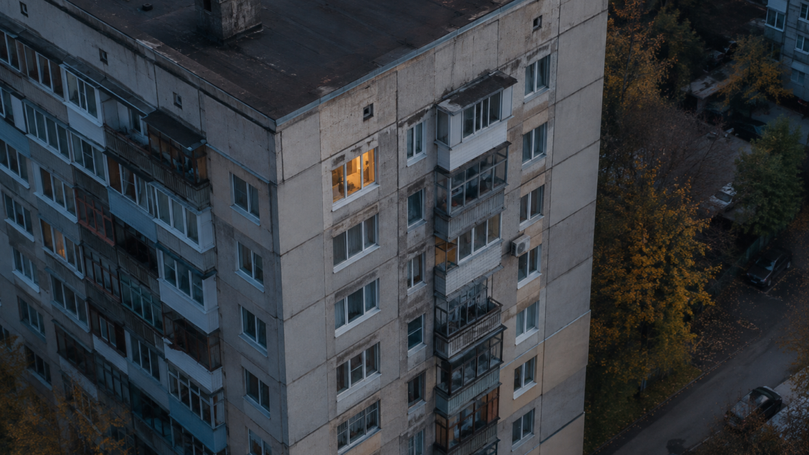 Цільова квартира у багатоповерхівці в Україні ввечері