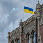 будівля Національного банку України з прапором на фоні