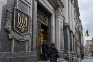 фасад банку з емблемою НБУ