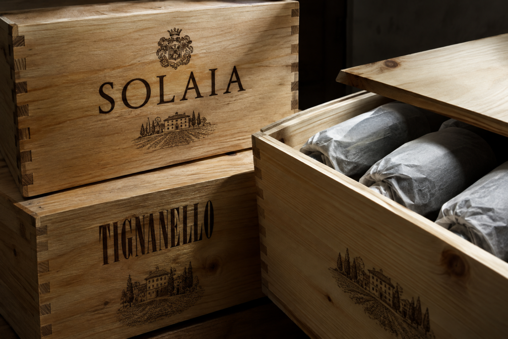 Наближене зображення дерев'яних ящиків з етикетками Solaia та Tignanello, відкритий ящик з пляшками