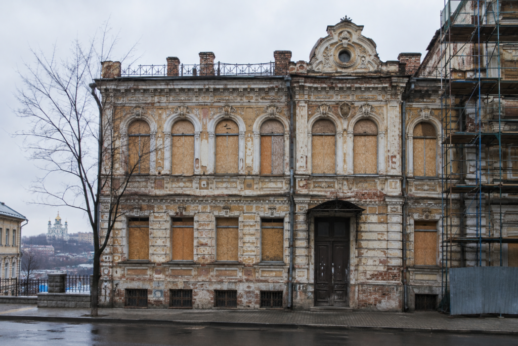 історичний будинок на вулиці Саксаганського з пошкодженими вікнами українською