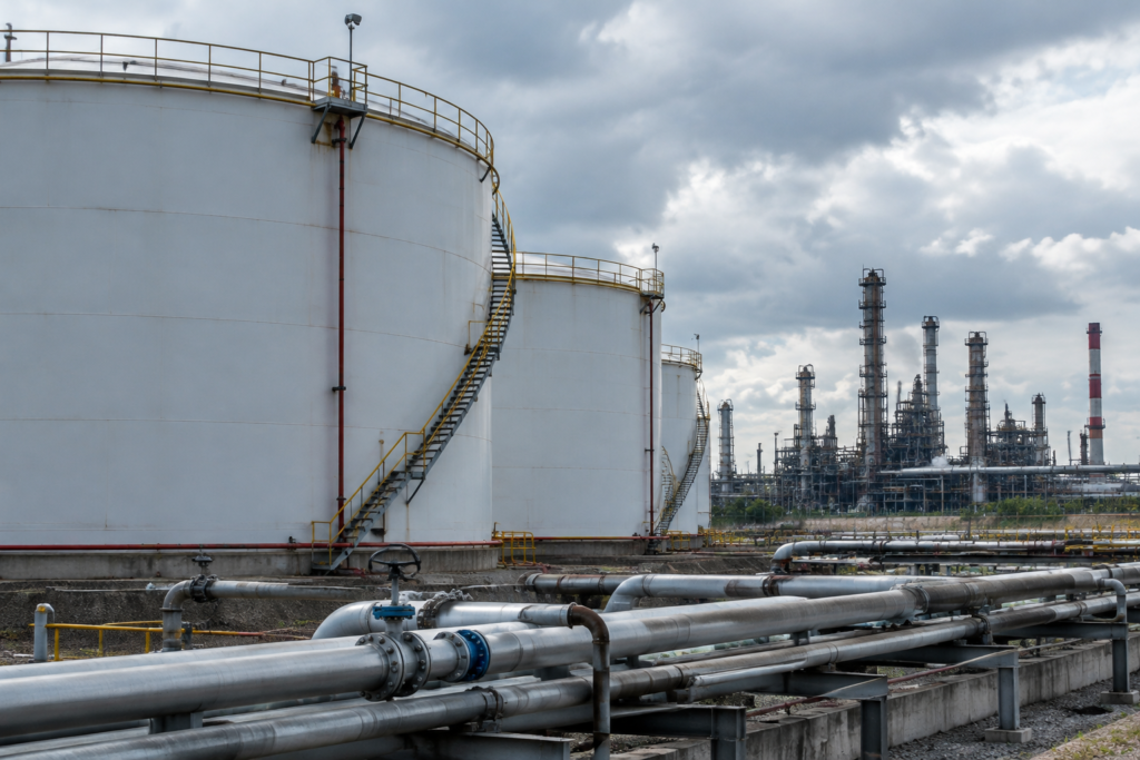 Сховище нафтопродуктів і промислові трубопроводи на тлі НПЗ