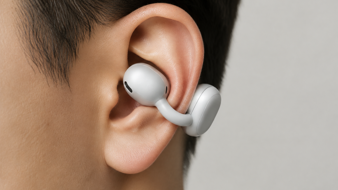 навушники Samsung Galaxy Buds On закріплені на вусі, студійне фото