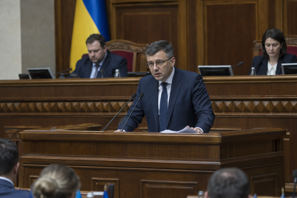 Міністр фінансів виступає у Верховній Раді, папери на столі, серйозний вираз обличчя