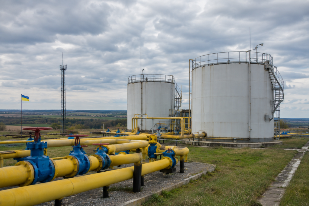 Сховище газу і трубопроводи на фоні пейзажу України