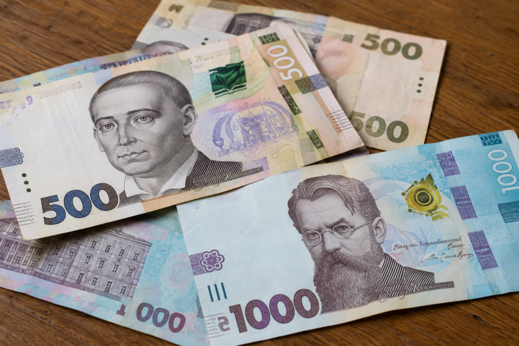 купюри гривні 500 і 1000 розкладені на столі українською