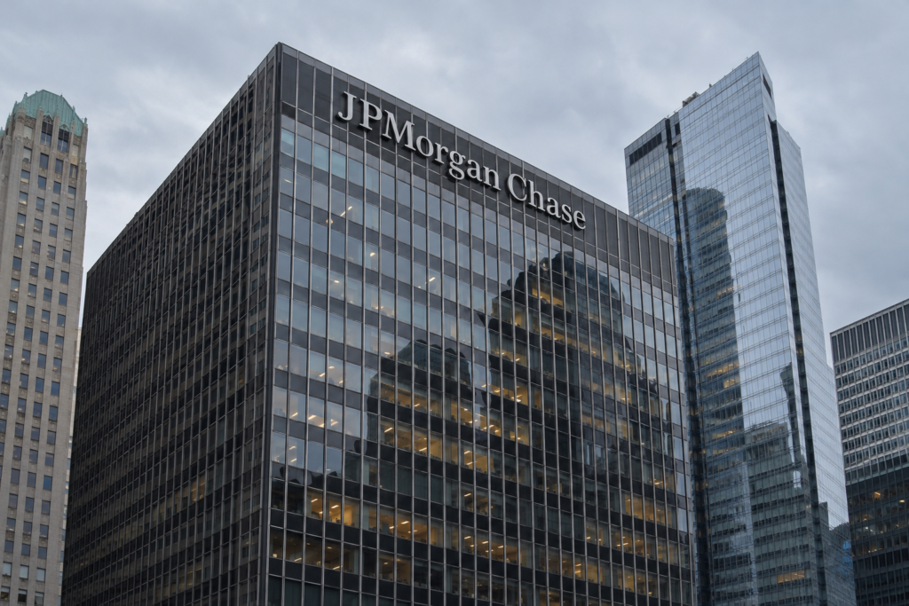 офіс JPMorgan Chase з логотипом на будівлі у фінансовому районі