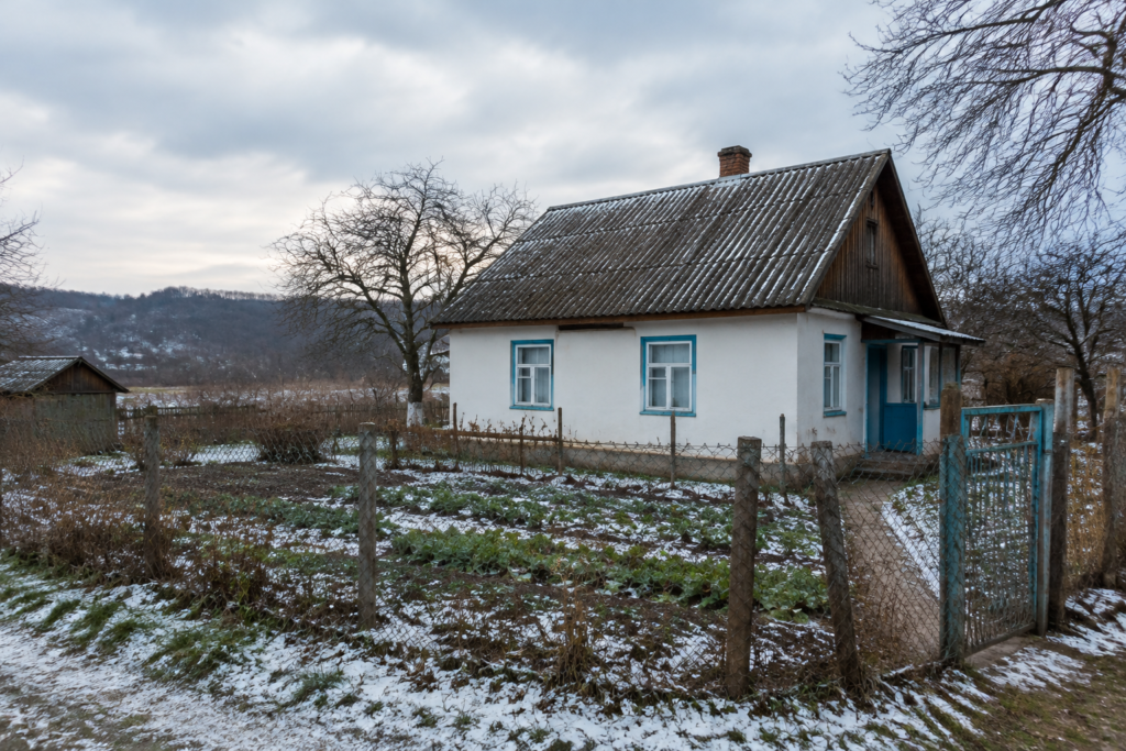 Частный дом в селе с участком