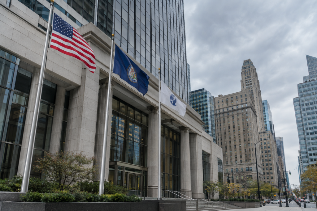Фасад Bank of America с логотипом на здании