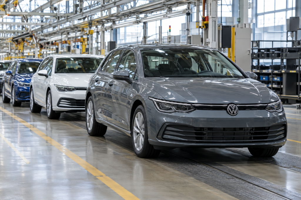 ряд автомобилей Volkswagen на заводской линии