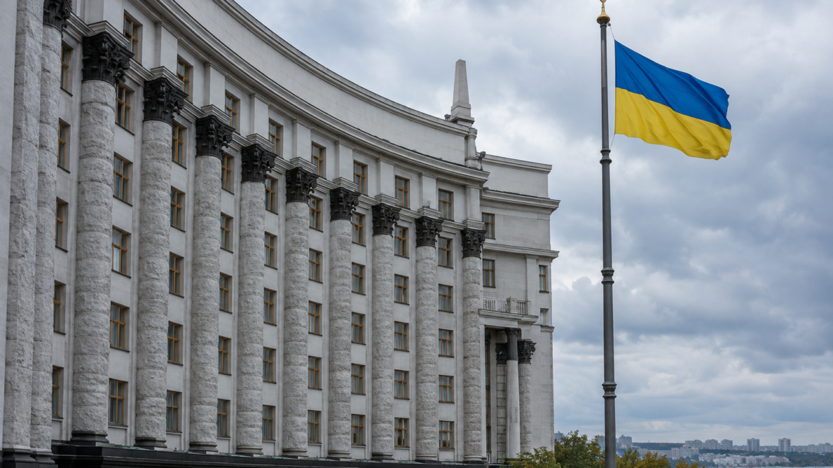 фасад кабінету міністрів із прапором на флагштоку