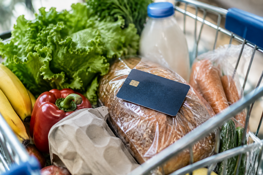тележка с продуктами и кредитной картой