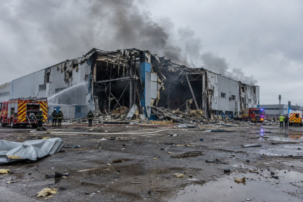 поврежденные складские помещения после удара, дым