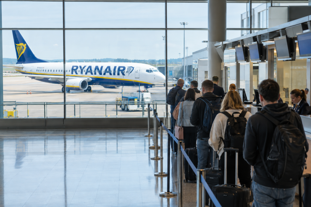Самолет Ryanair и очередь к стойке регистрации