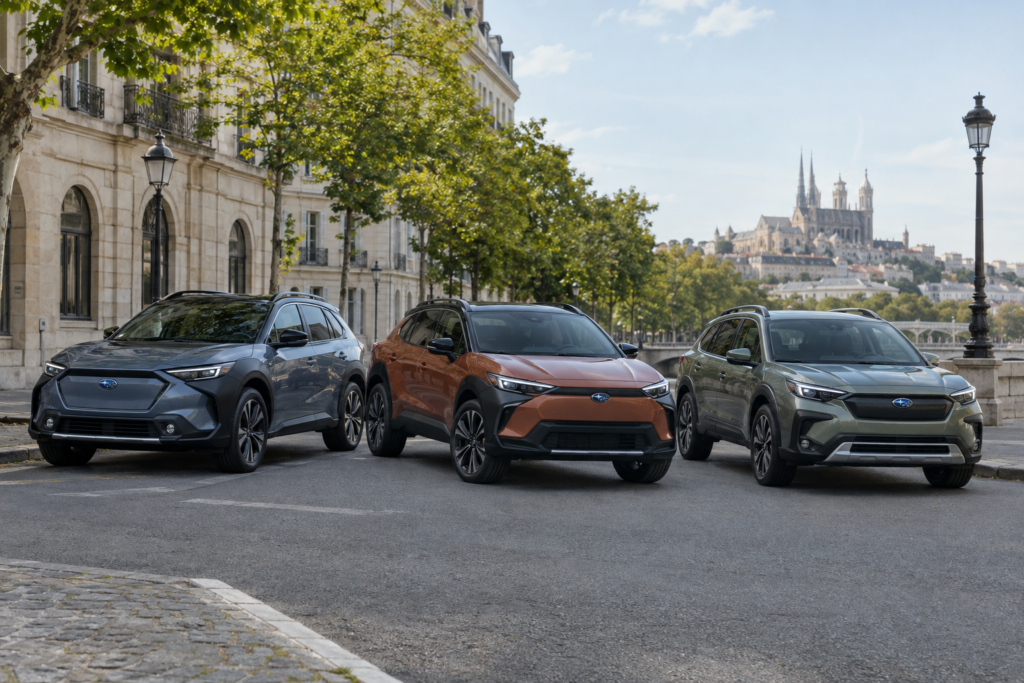 Три электрические модели Subaru, припаркованные на улице
