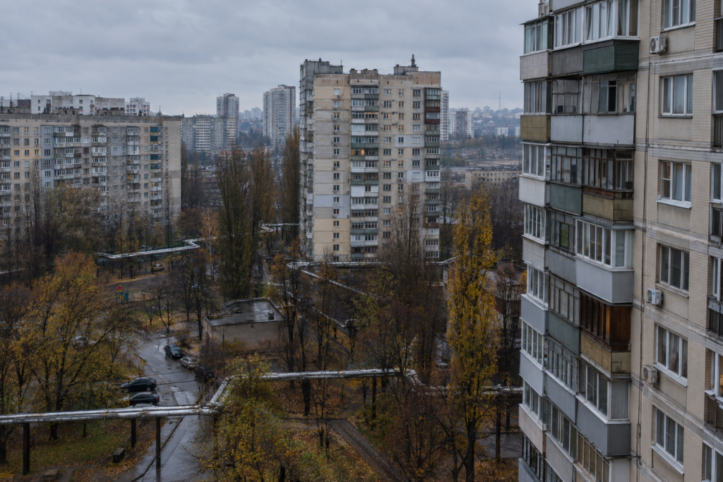 високі житлові будинки району з трубами опалення