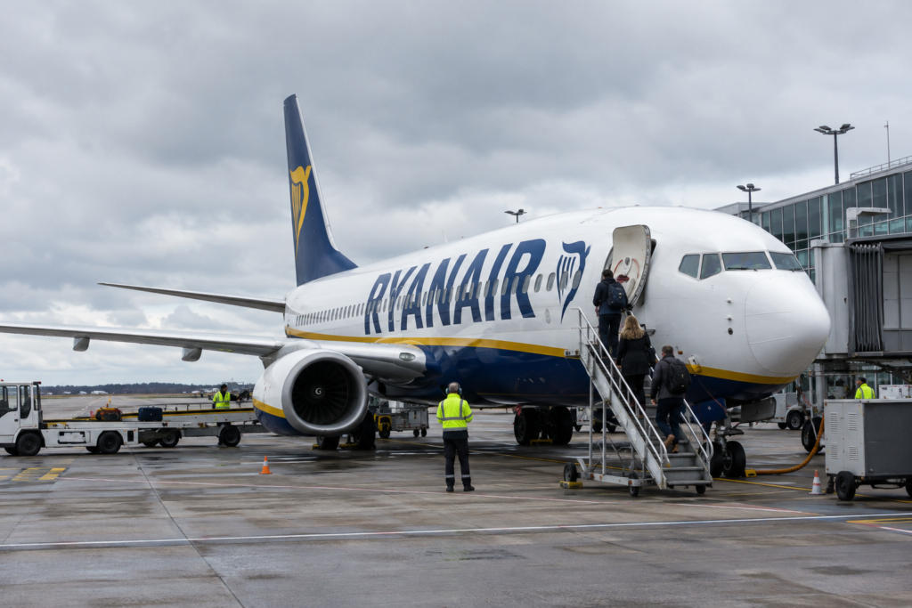 Самолёт Ryanair у терминала аэропорта