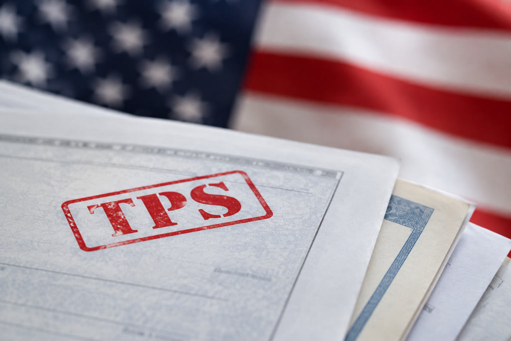 Документи з печаткою TPS на столі