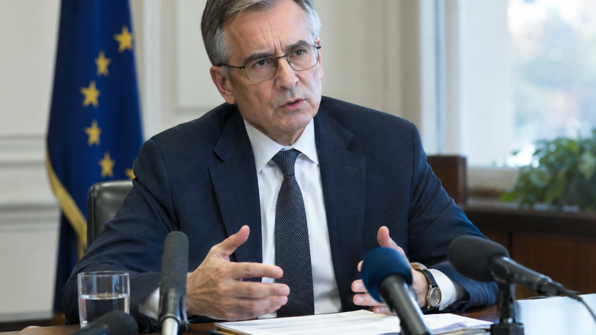 портрет голови банку під час пресзаяви в офісі